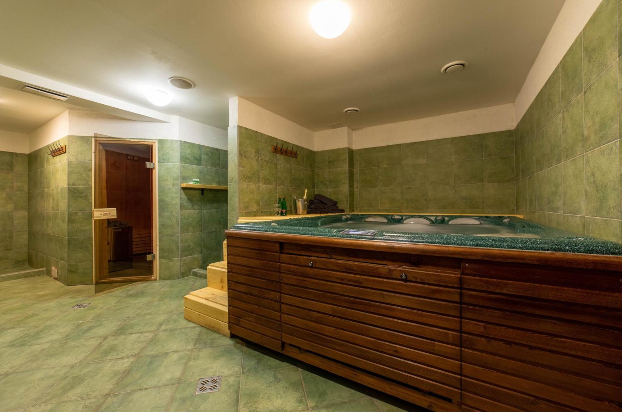 Hotel Liptov Holiday *** Liptovsky Trnovec Exterior photo